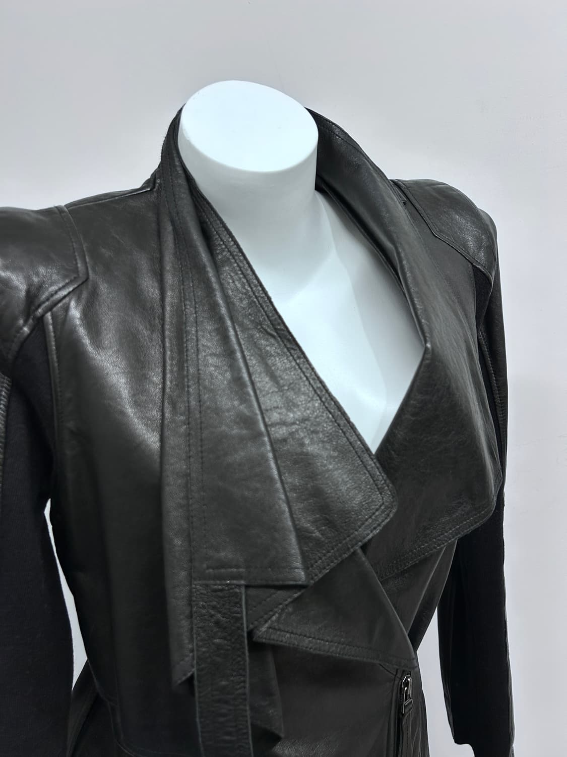 드레이프 카라 고딕 레더 코트 상품이미지4