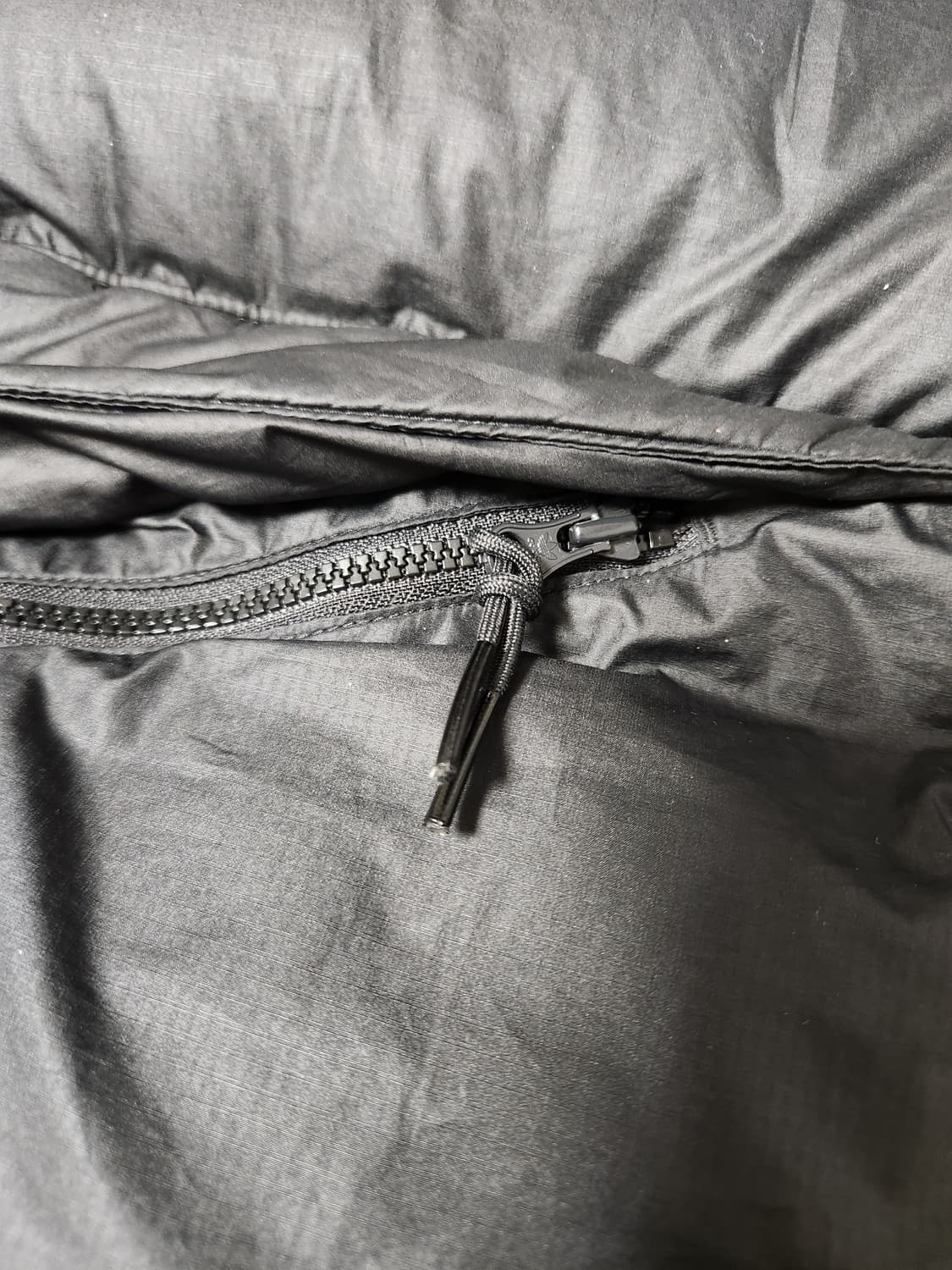 아디다스 푸퍼 덕다운 자켓 블랙 색상입니다. 사이즈는 105(XL)이고, 상품이미지6