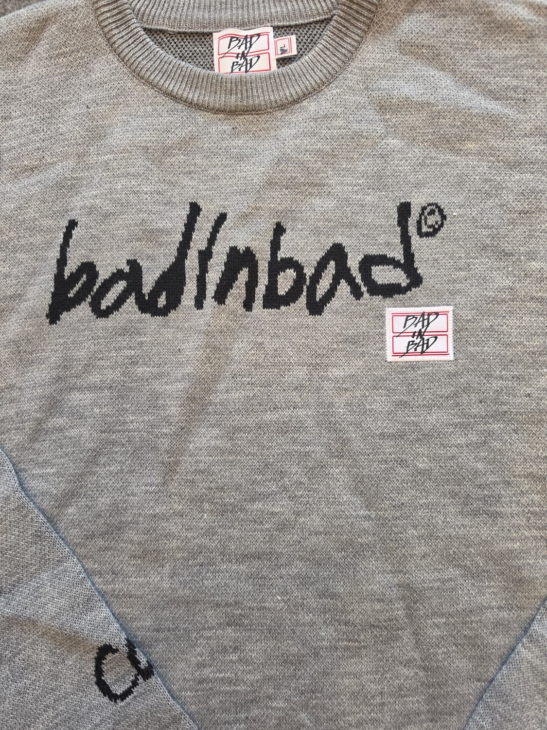 배드인배드(BADINBAD) 스크라이브 로고 니트 -L 상품이미지2