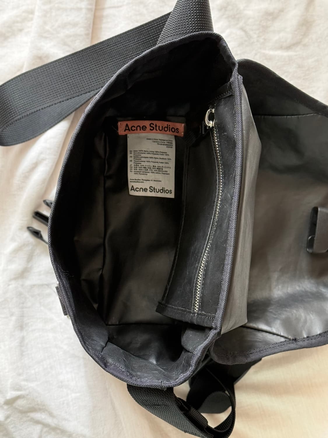 아크네 스튜디오 립스탑 미디엄 메신저백 상품이미지4