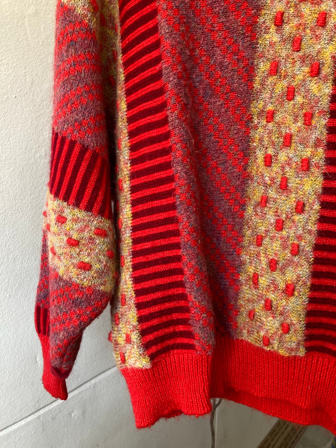 울 코지 레드 패턴 크롭 니트 상품이미지3