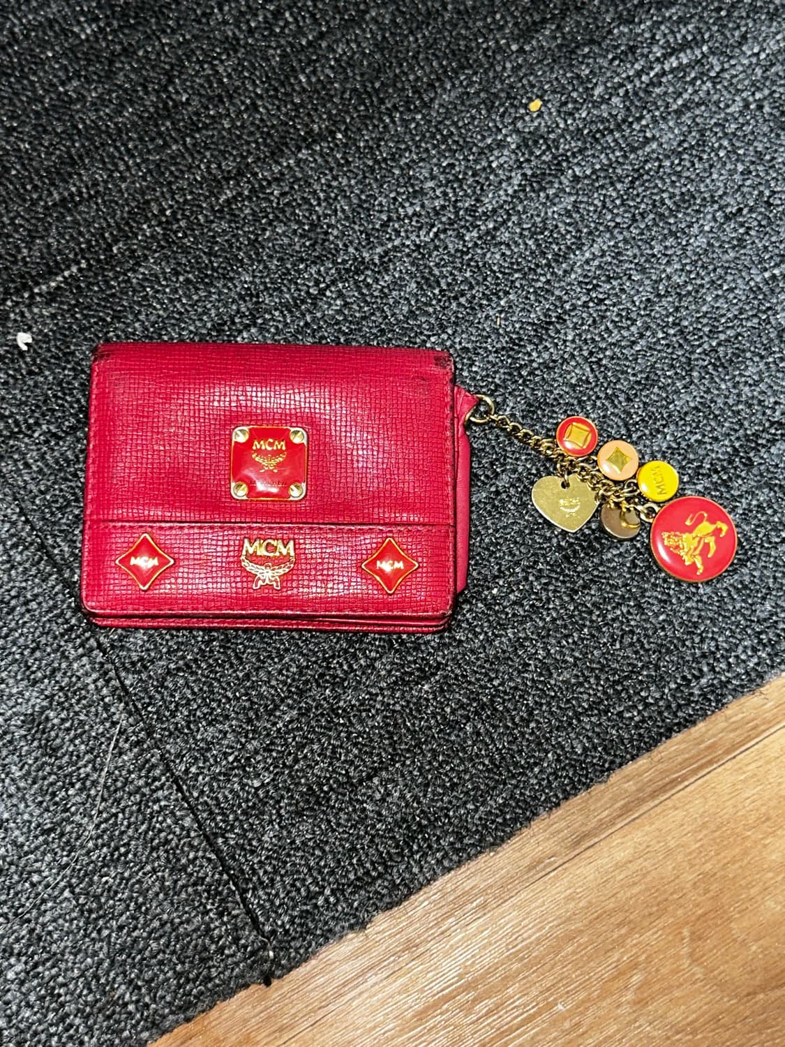 MCM 레드 중지갑 키링 포함 상품이미지1
