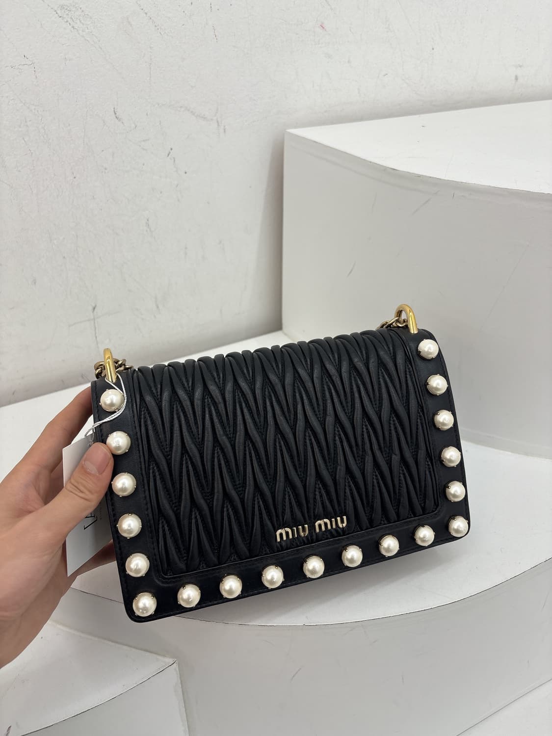 미우미우 마쎄라떼 진주 크로스백 상품이미지1