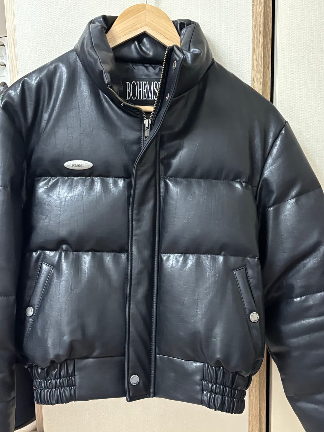 보헴서 보헤미안서울 레더 덕다운 메탈로고 패딩 상품이미지2