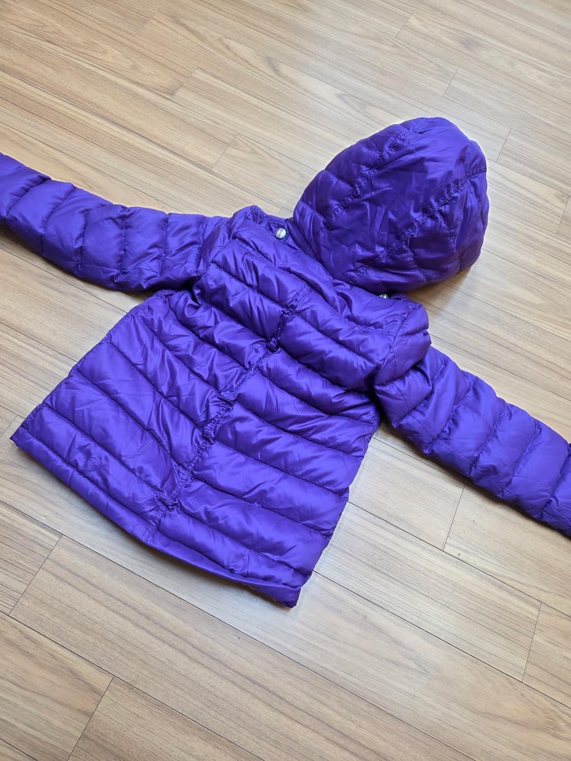 버버리 칠드런 여아 패딩 10Y(140) 사이즈입니다. 보라색이라서 얼굴 상품이미지2