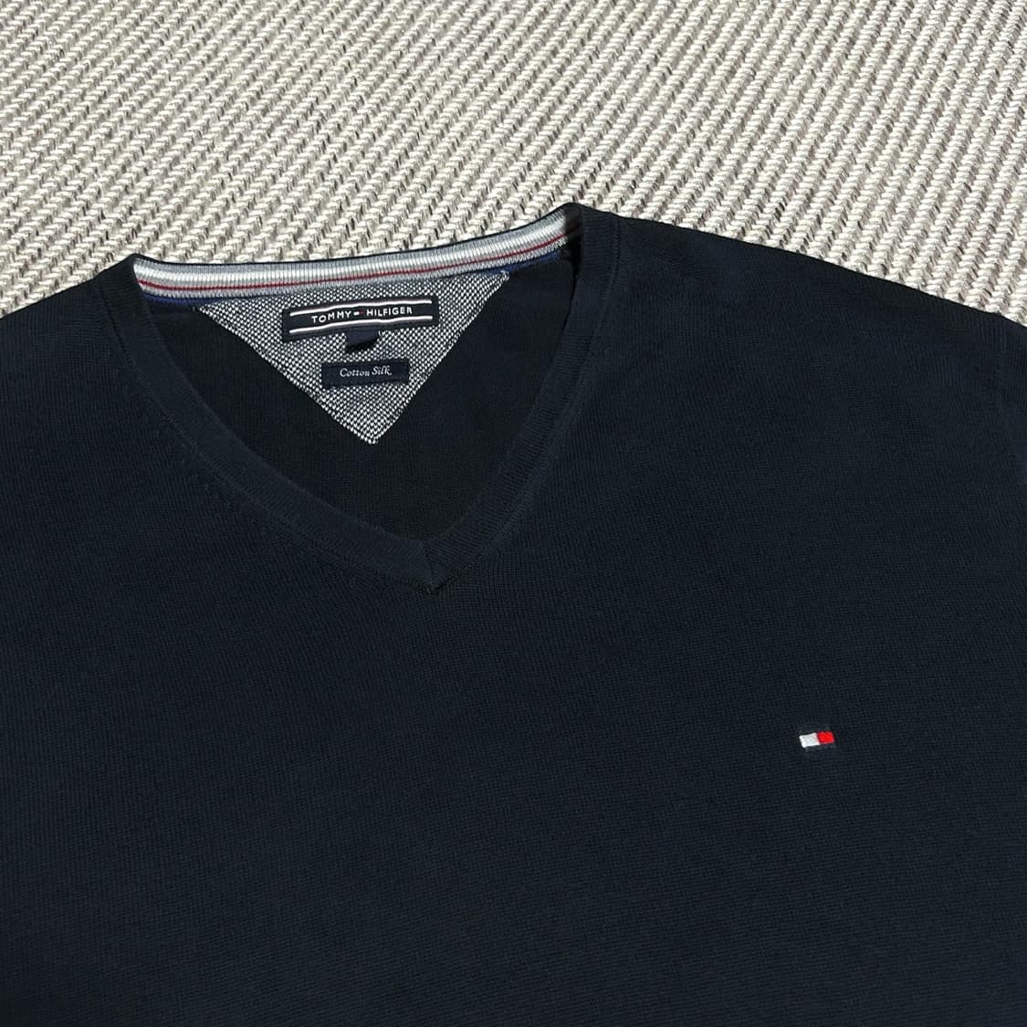 [L] Tommy 타미힐피거 네이비 브이넥 니트 상품이미지2