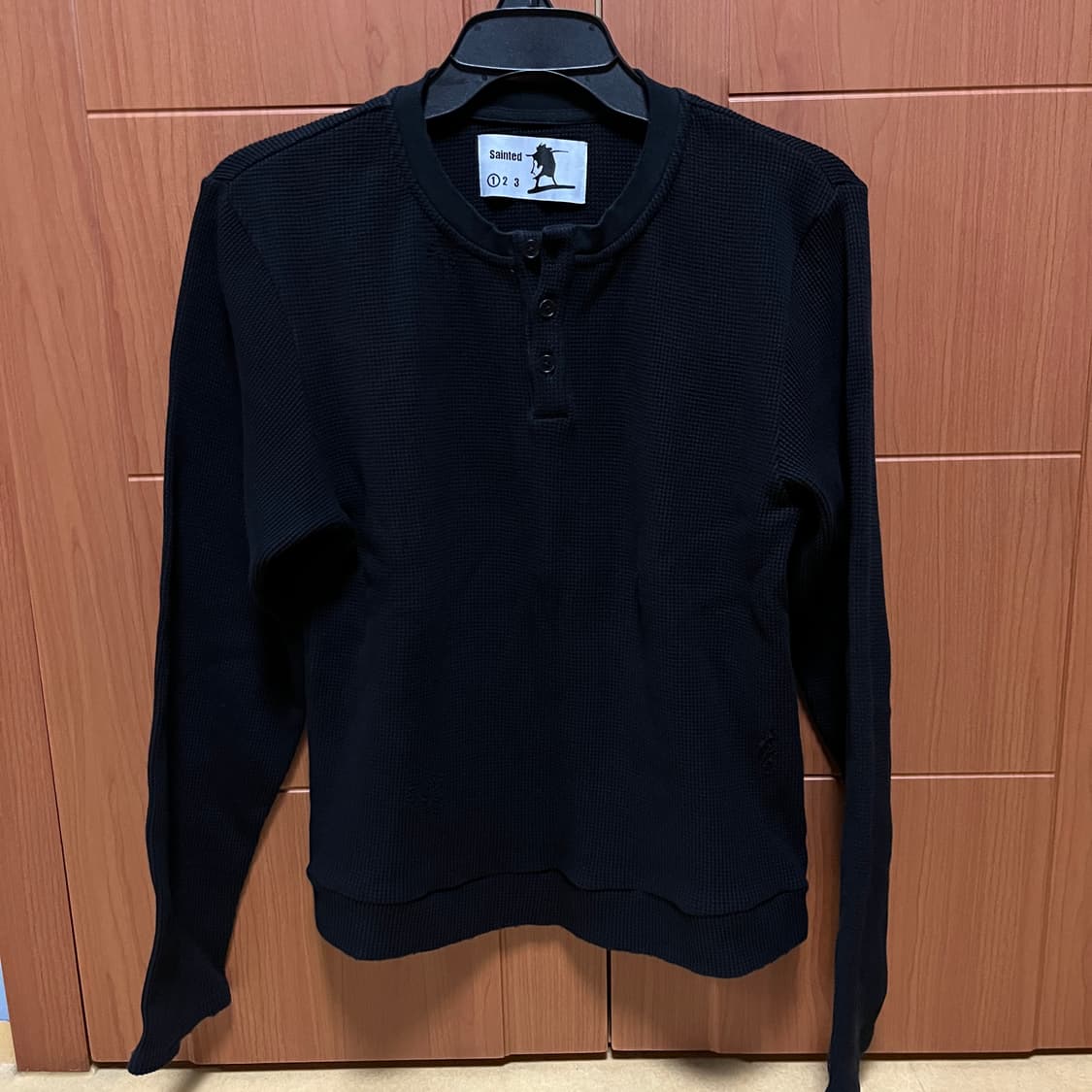 Sainted.ltd 와플 헨리넥 블랙 상품이미지1