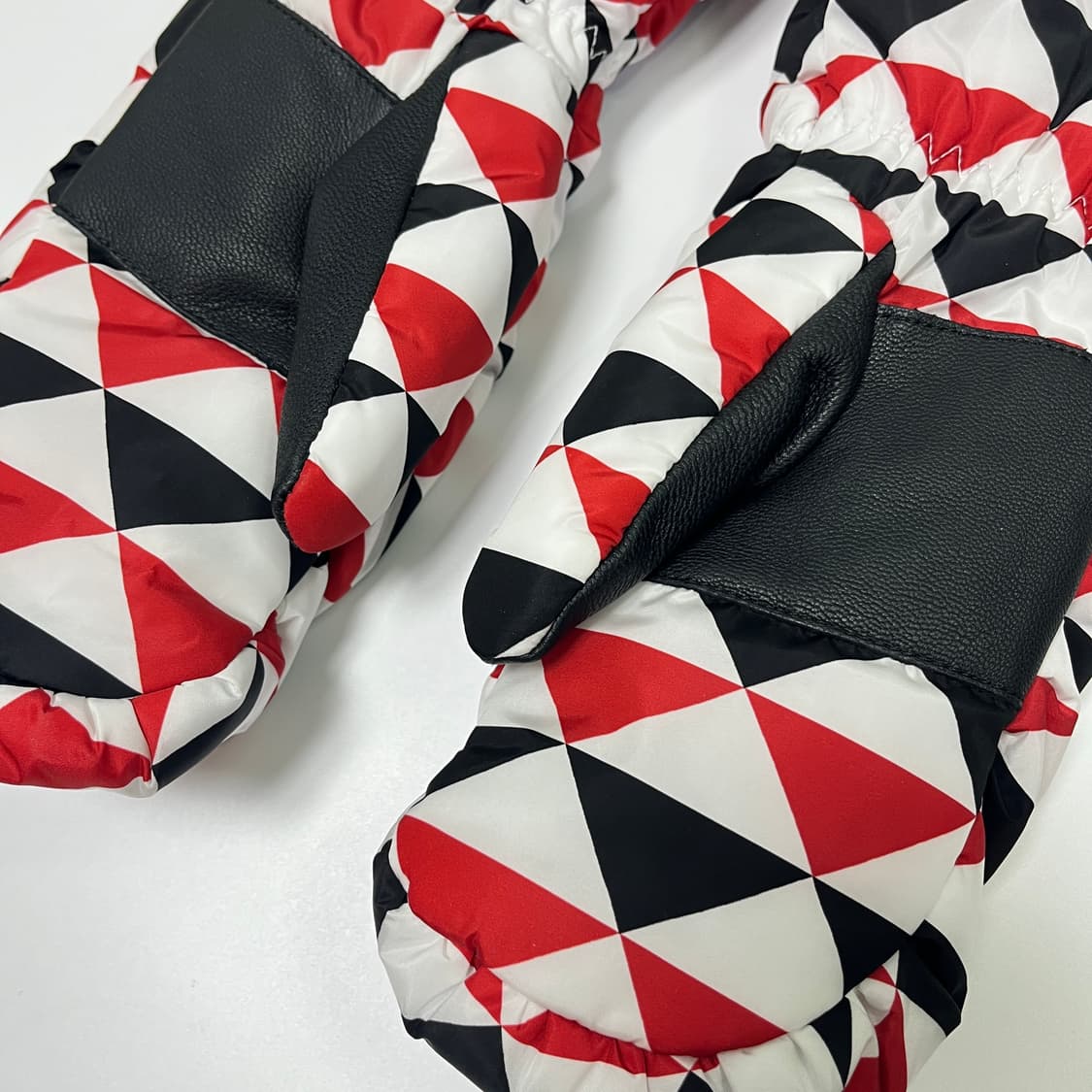 새상품 프라다 패딩 장갑 트라이앵글 로고 패턴 상품이미지5