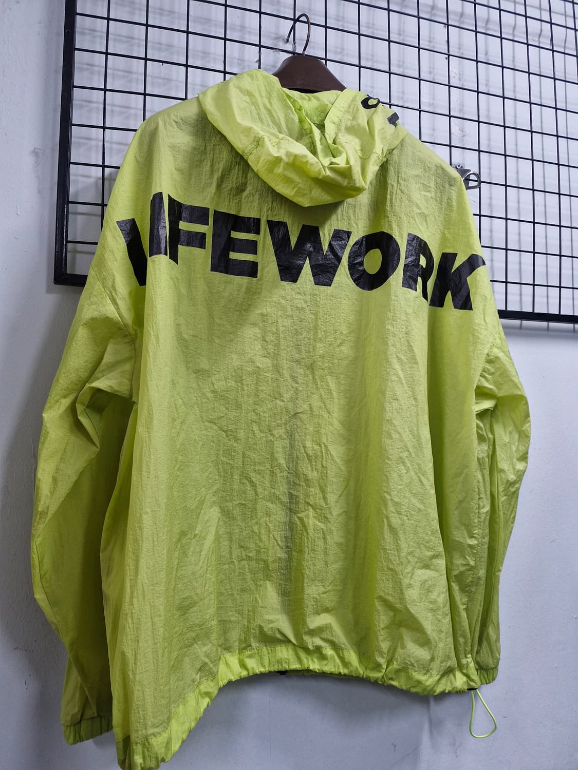 100L 라이프워크 네온 후드 바람막이 자켓. 상품이미지7