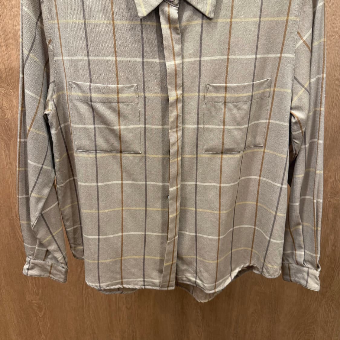 버버리 코튼 긴팔 셔츠 클래식 체크 패턴 더블 포켓 버튼 디테일 베이지 상품이미지5