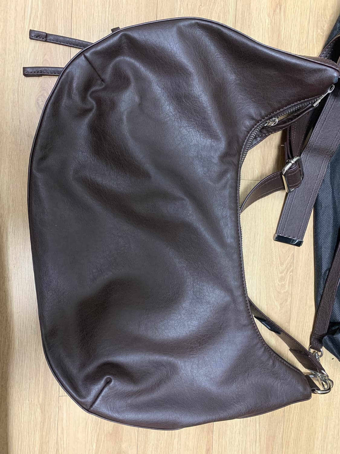 메종미네드 레더 새들 백 브라운 상품이미지5