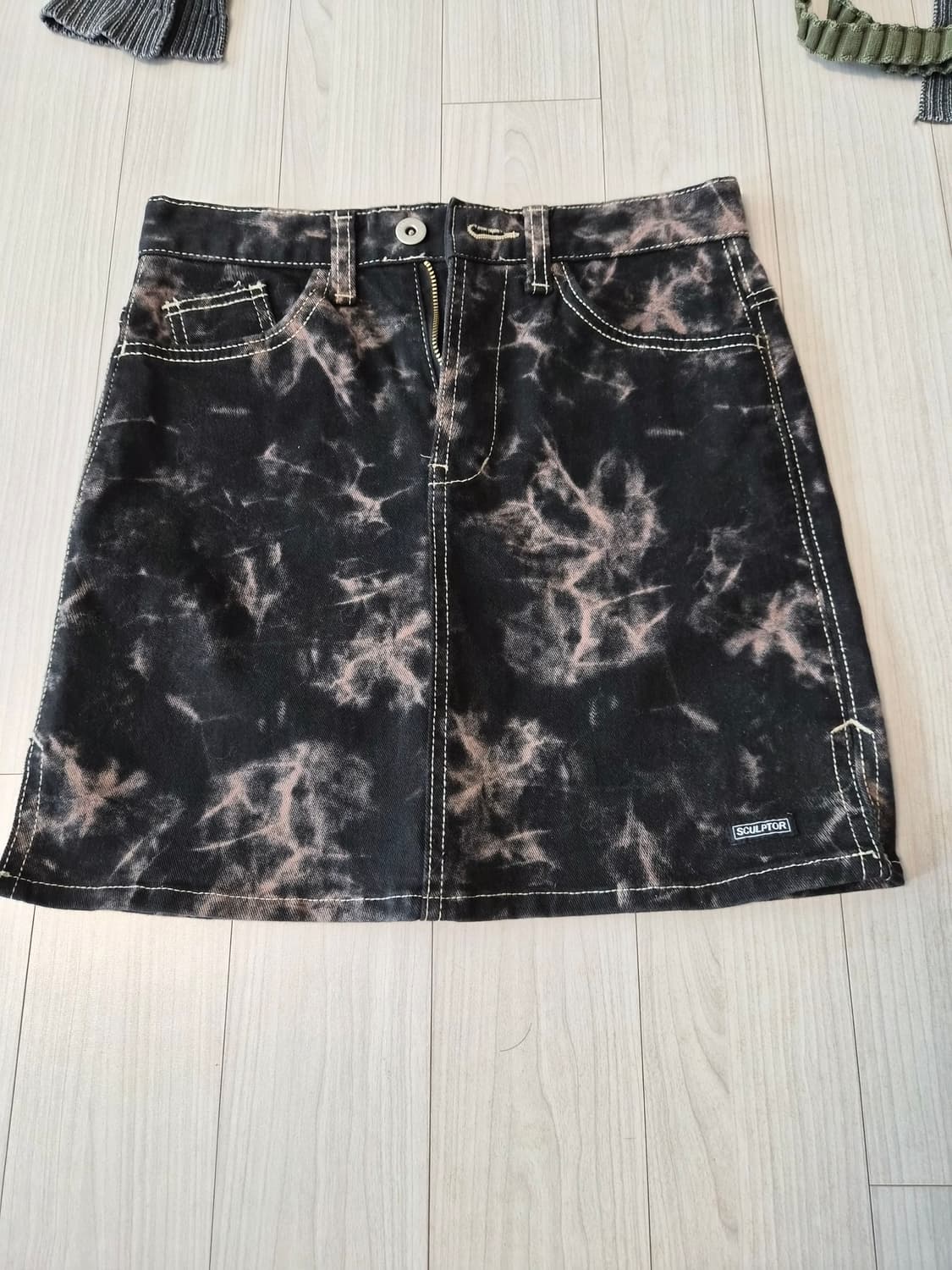 새상품스컬프터(SCULPTOR) 타이다이 데님 미니스커트 판매합니다 상품이미지3