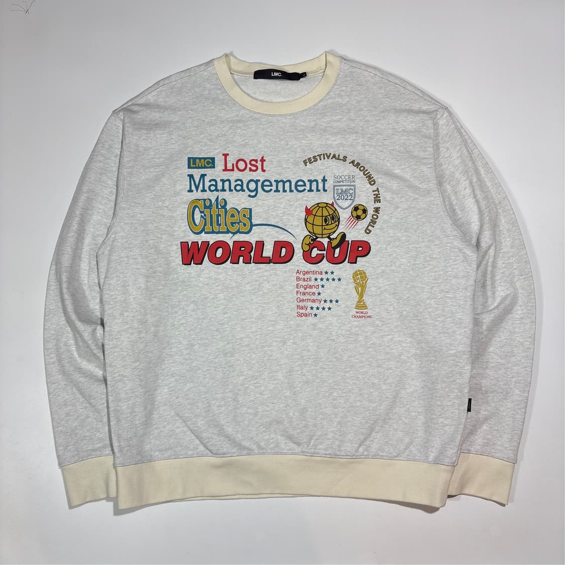 엘엠씨 화이트 그래픽 맨투맨 상품이미지1