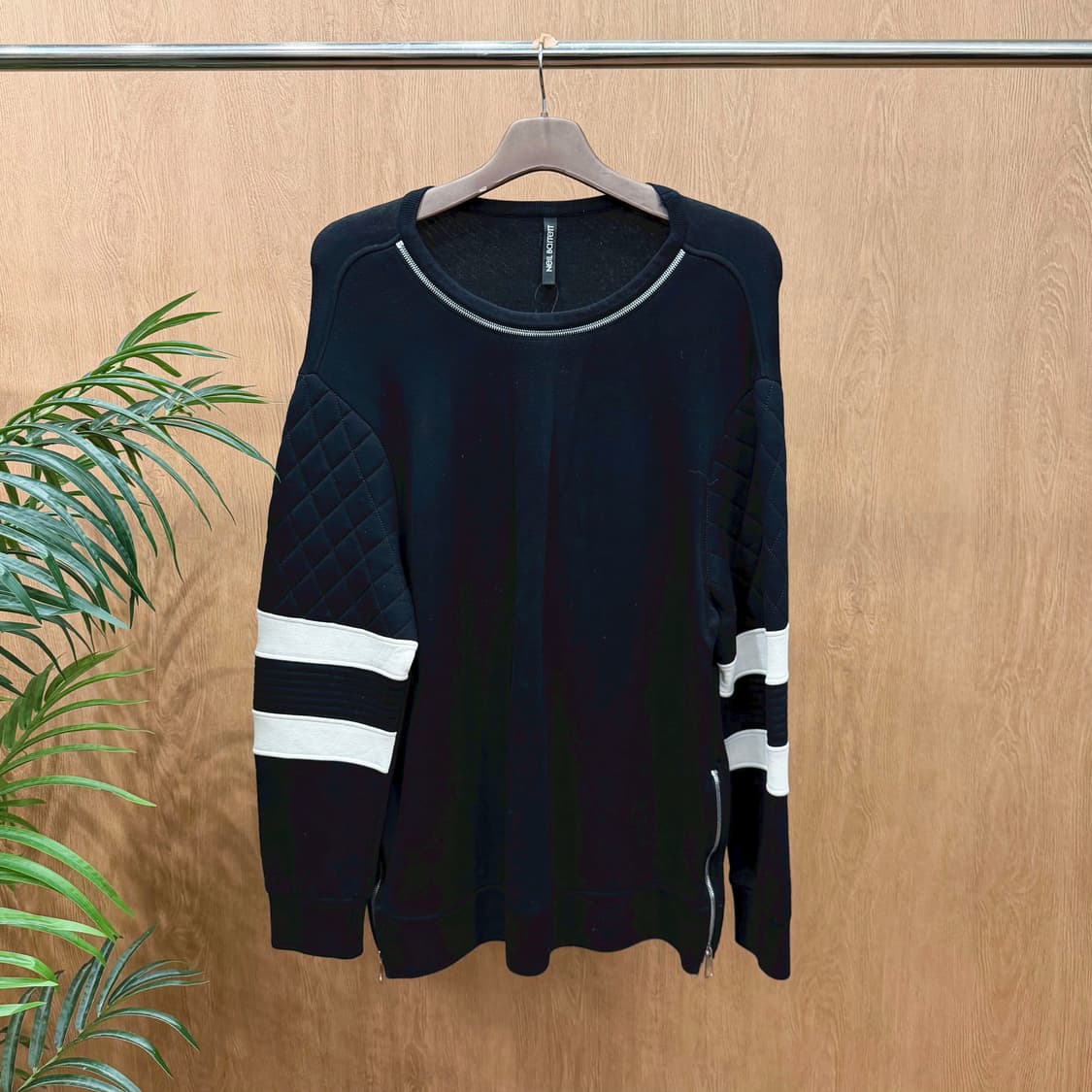 닐 바렛 맨투맨 스트라이프 배색 메탈 지퍼 다이아 퀄팅 패널 디테일 블랙 상품이미지1