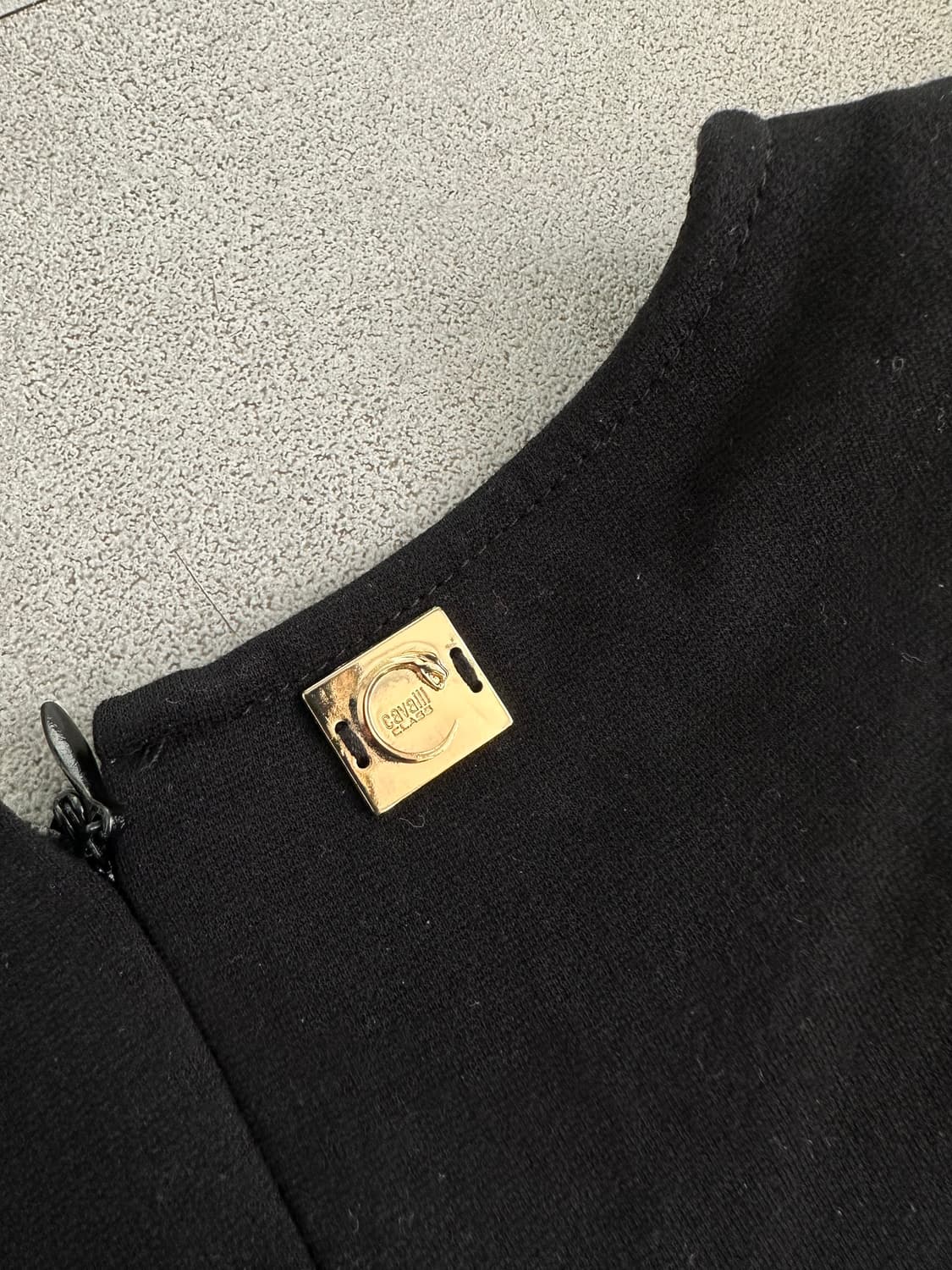 로베르토 까발리 언발 프릴 블랙 탑 상품이미지5