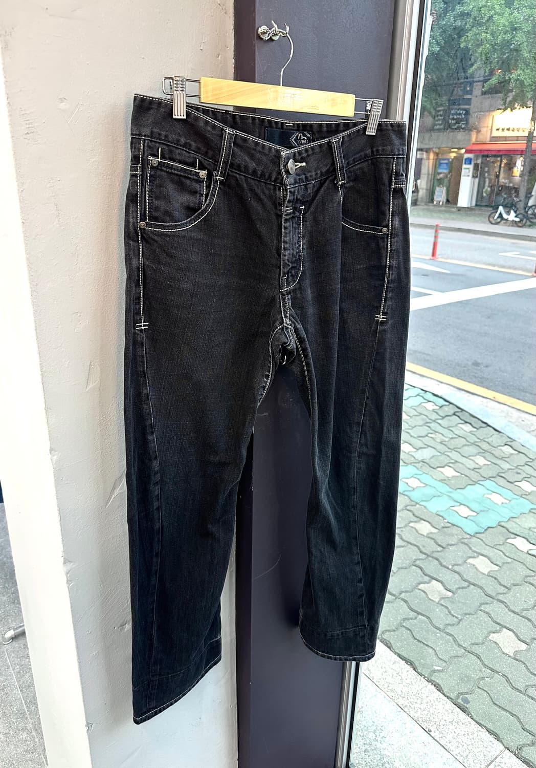 32/ 에비수 자수 밑단언벨 흑청 데님팬츠 상품이미지2