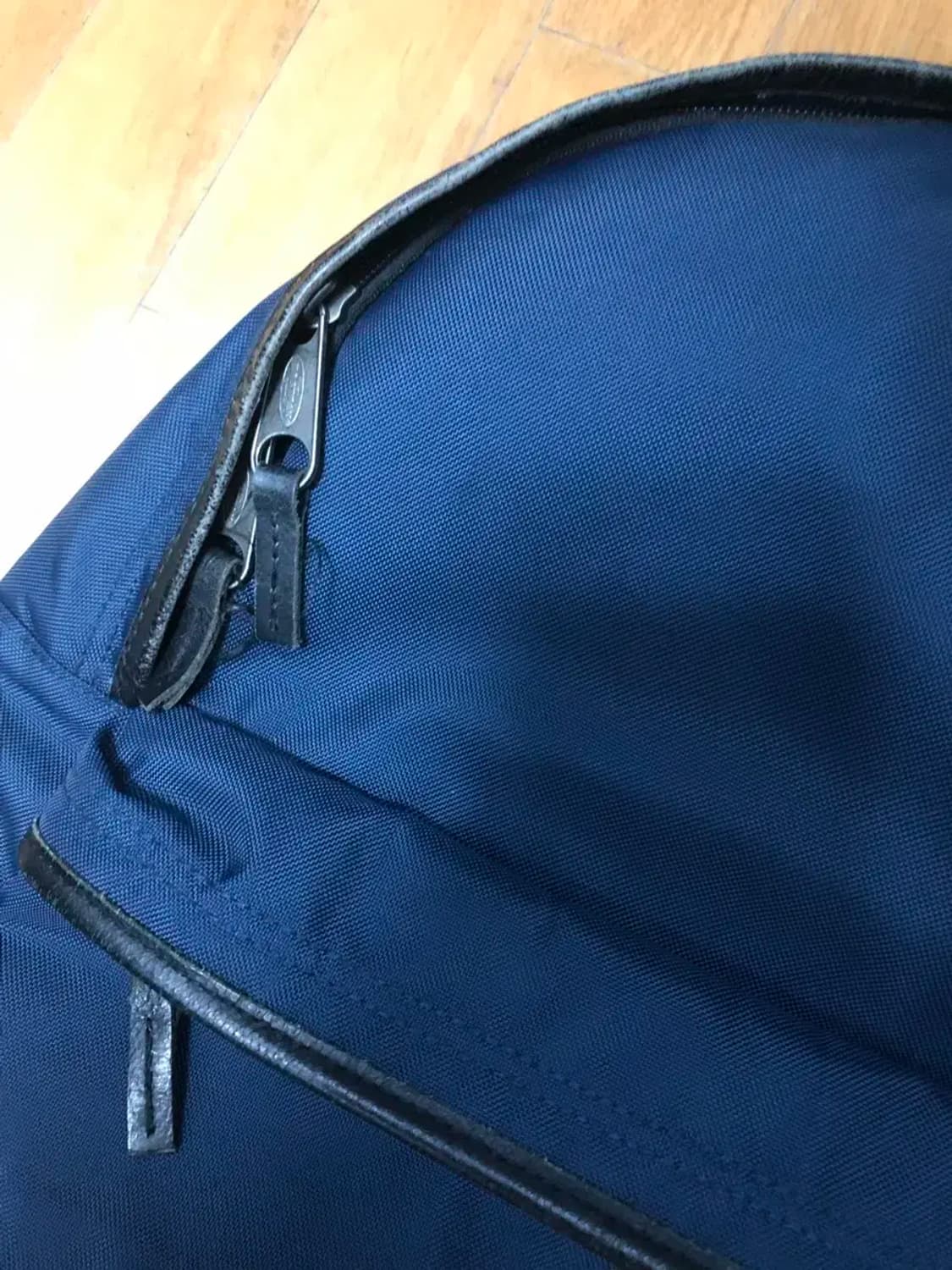 이스트팩 패디드파커 가죽 파이핑 패딩 백팩 네이비 상품이미지4