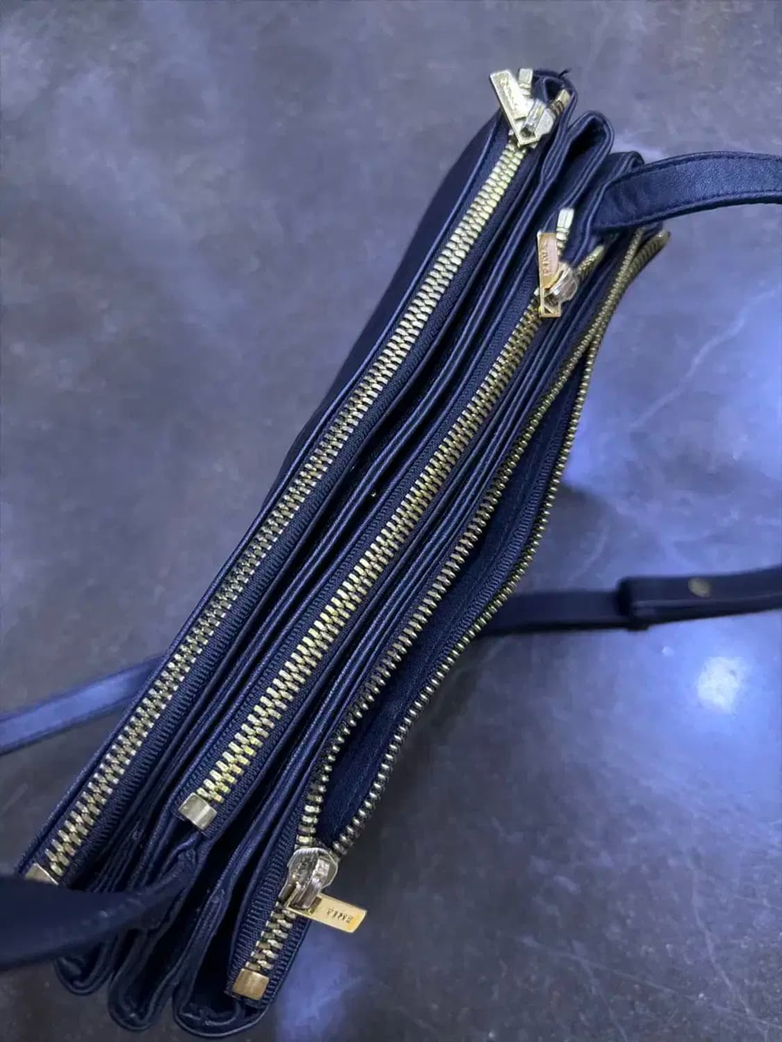 타임옴므 멀티 레이어 지퍼 소가죽 레더 크로스백 가방 상품이미지4