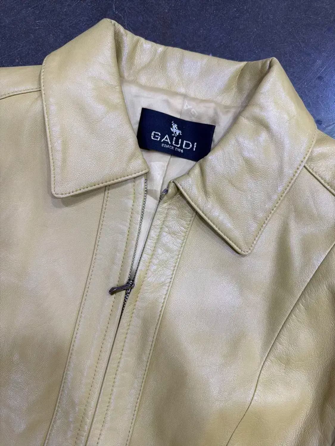 가우디 양가죽 나파 절개라인 지퍼 레더자켓 베이지 55 상품이미지3