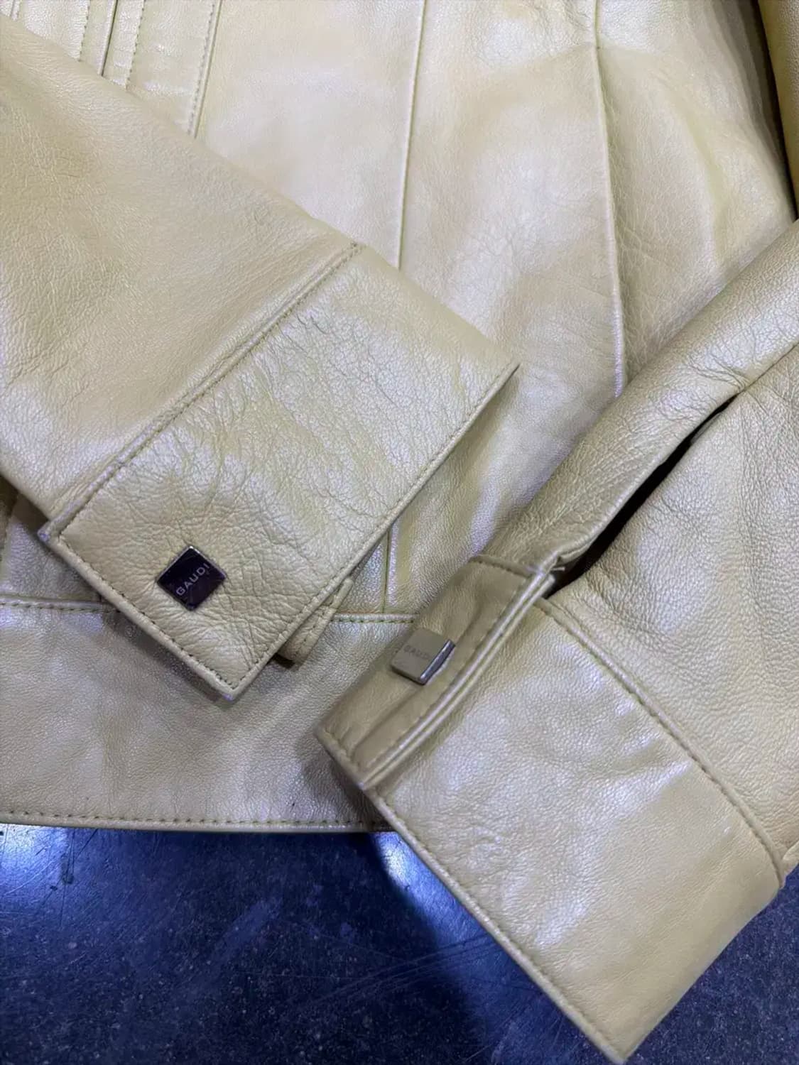 가우디 양가죽 나파 절개라인 지퍼 레더자켓 베이지 55 상품이미지6