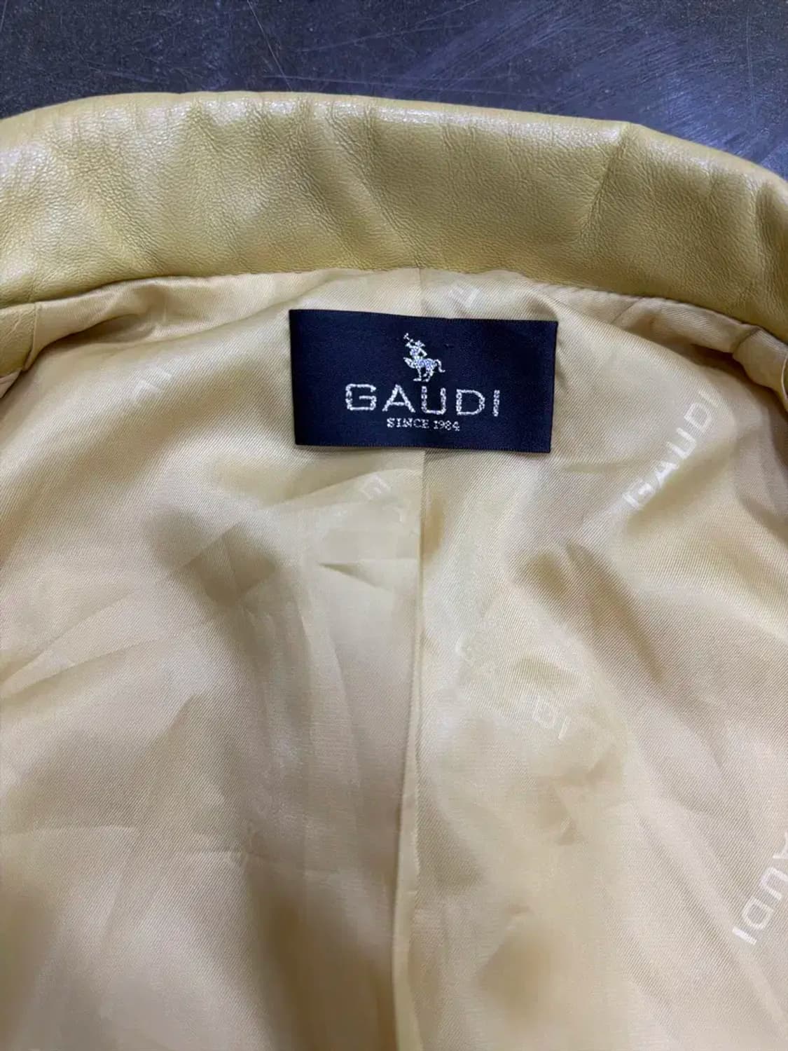 가우디 양가죽 나파 절개라인 지퍼 레더자켓 베이지 55 상품이미지7