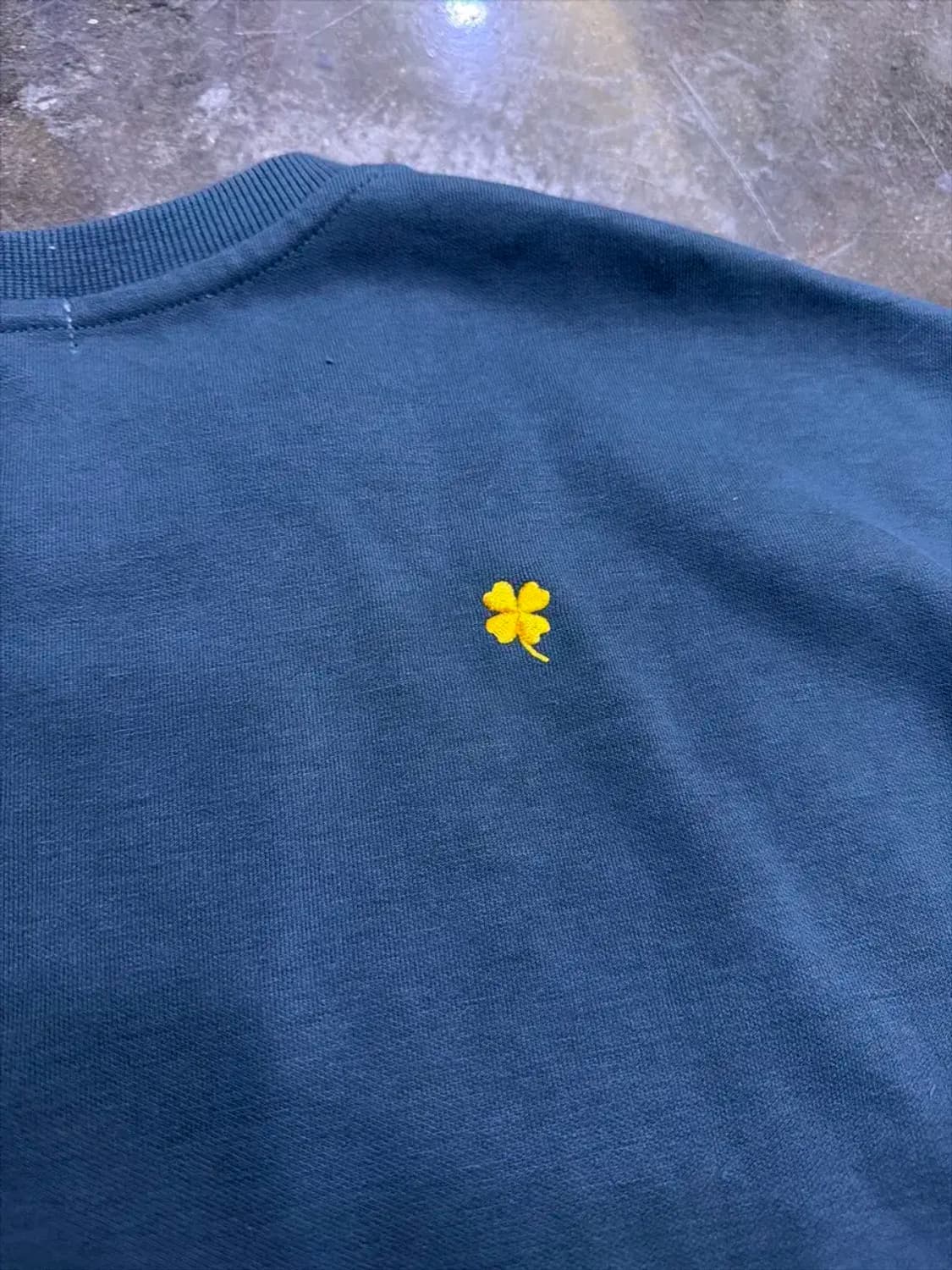 TNGT 클로버 자수 세미 오버핏 맨투맨 스웻셔츠 105 상품이미지10