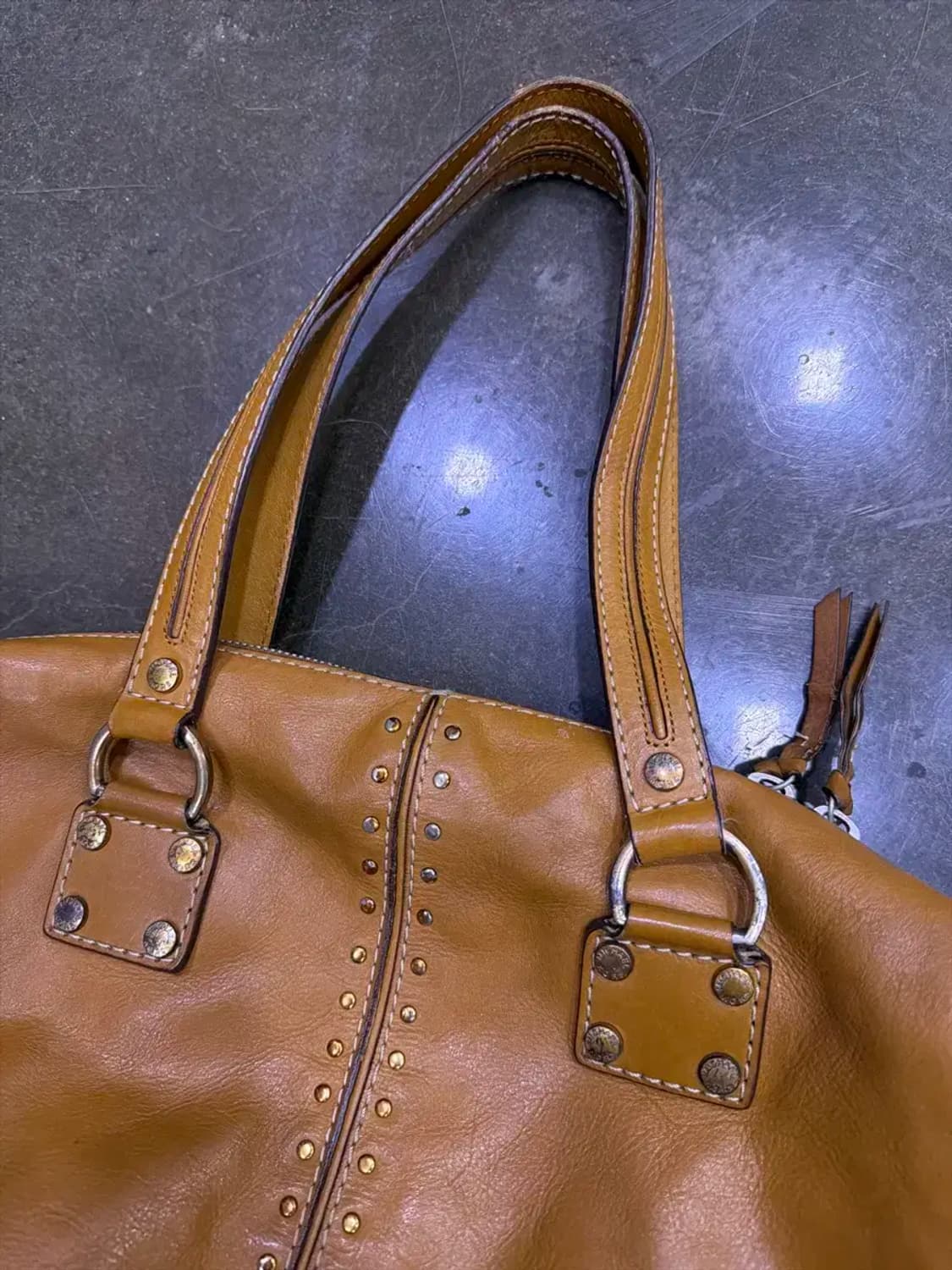 마이클코어스 아스터 스터드 카멜 레더 토트백 상품이미지2