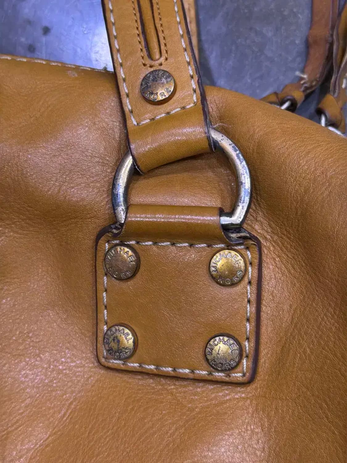 마이클코어스 아스터 스터드 카멜 레더 토트백 상품이미지3