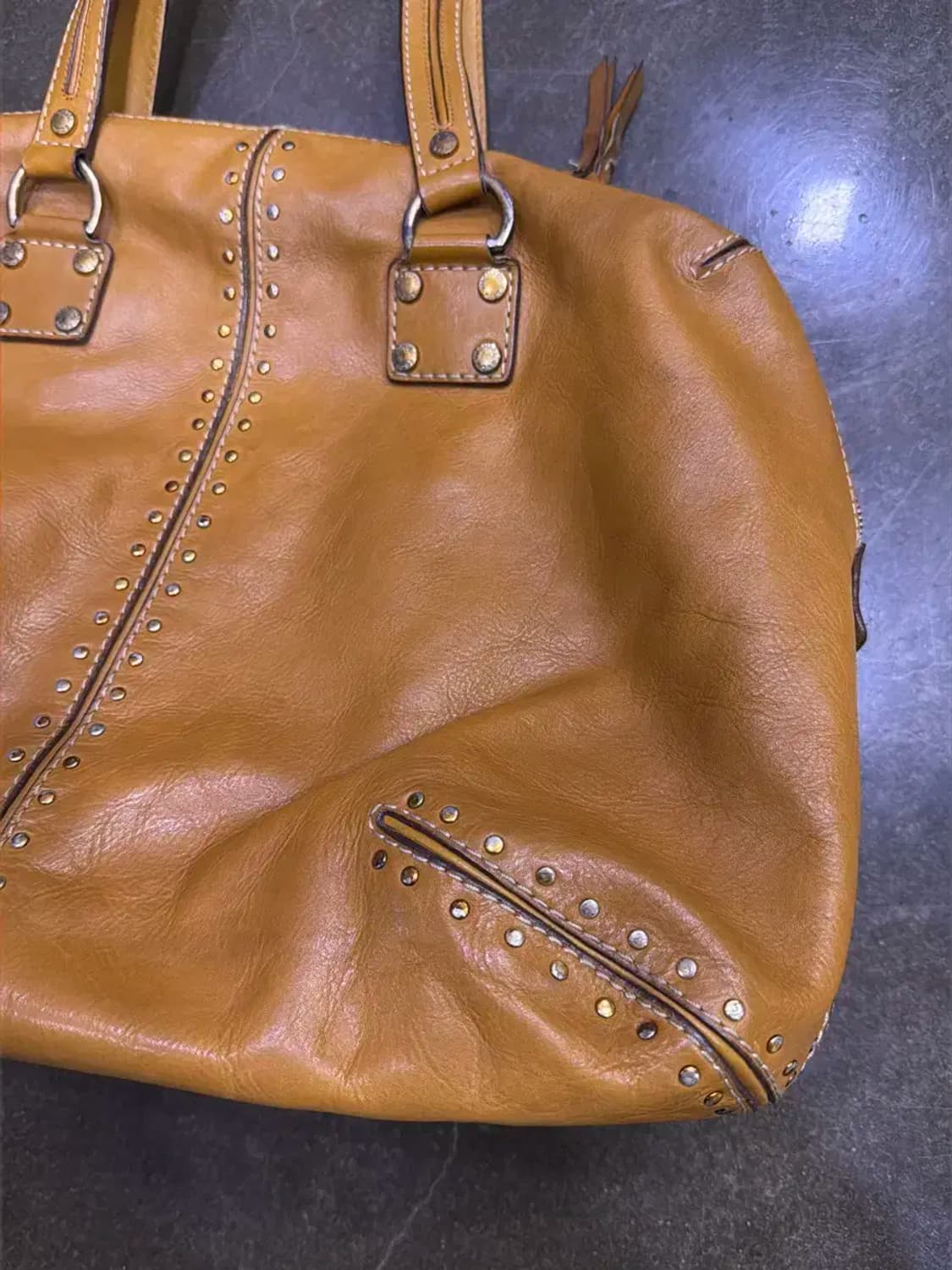 마이클코어스 아스터 스터드 카멜 레더 토트백 상품이미지4