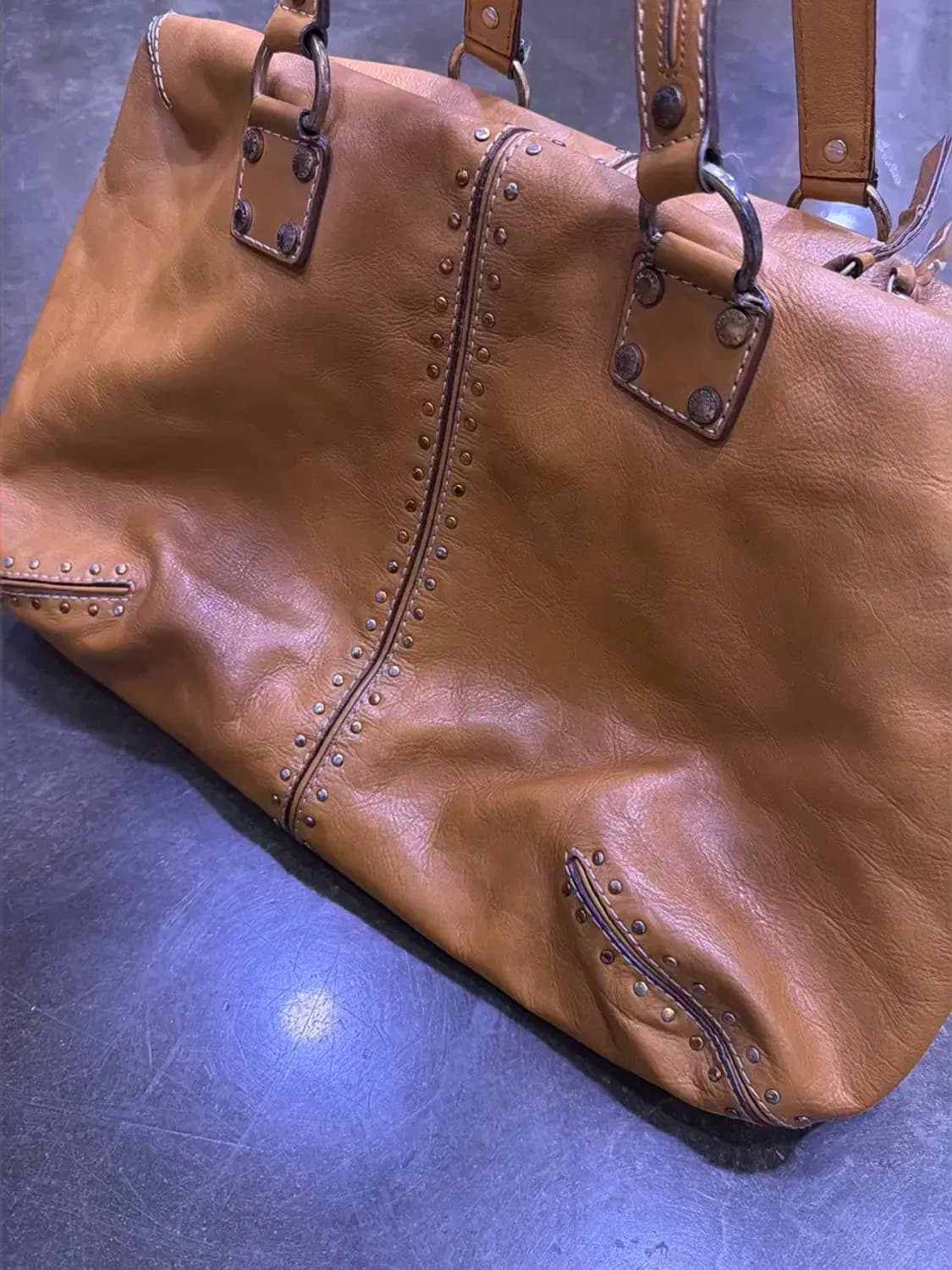 마이클코어스 아스터 스터드 카멜 레더 토트백 상품이미지5