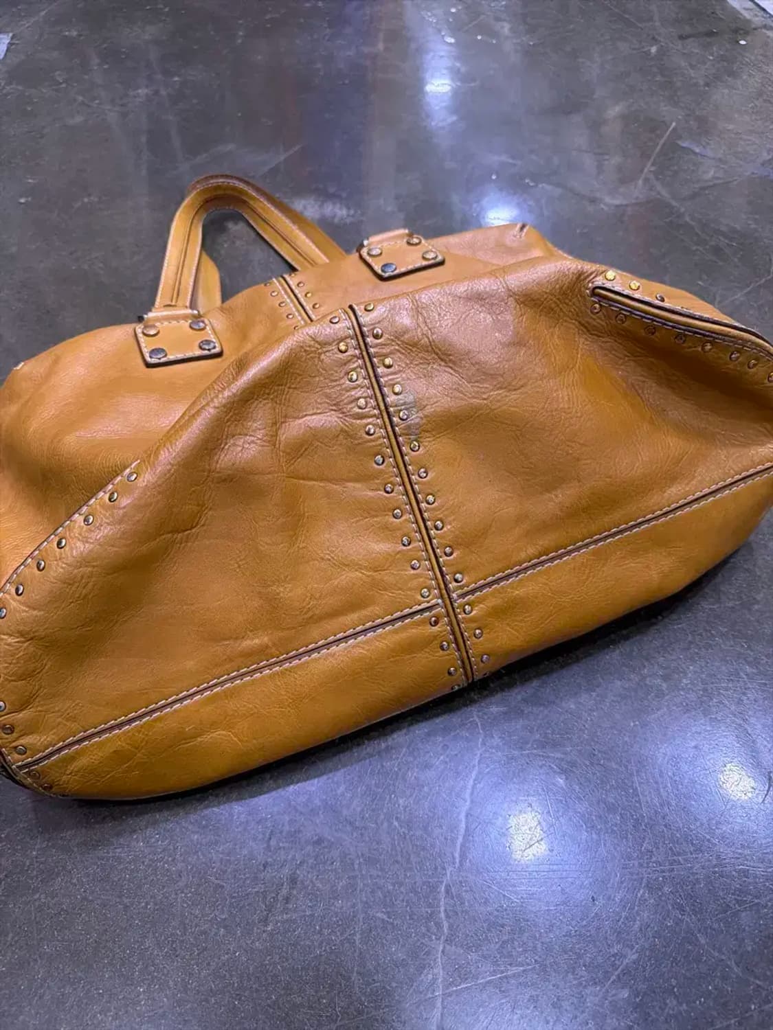 마이클코어스 아스터 스터드 카멜 레더 토트백 상품이미지6