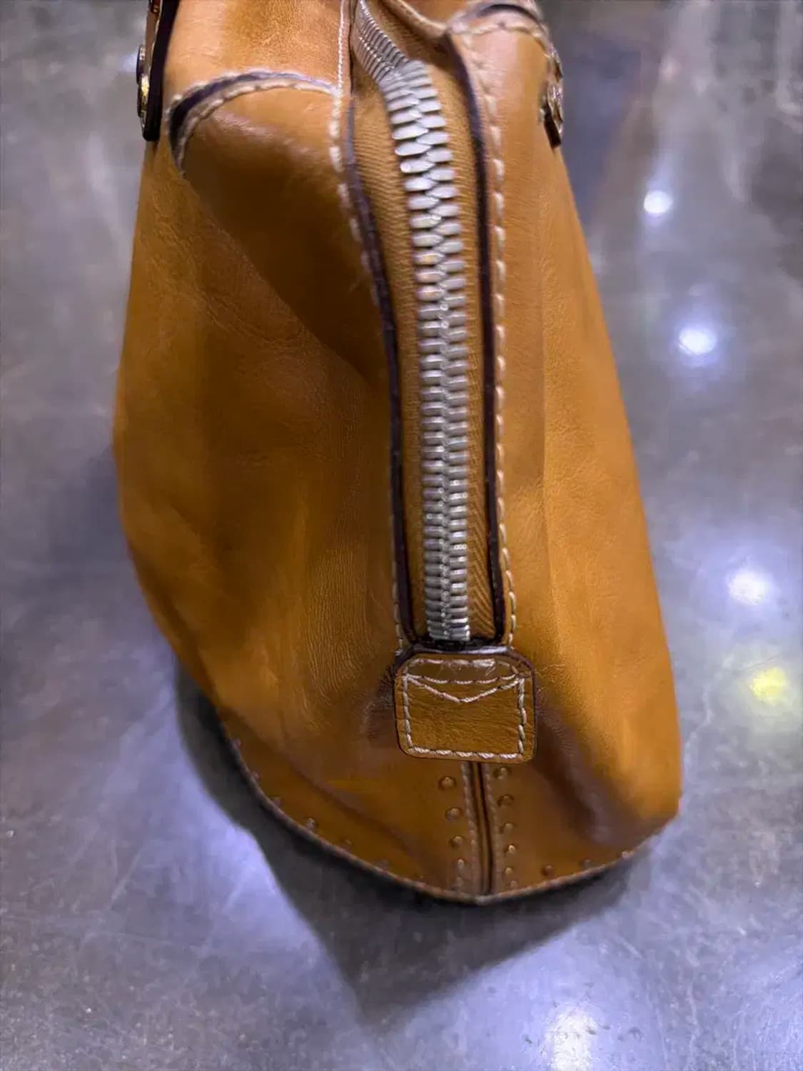 마이클코어스 아스터 스터드 카멜 레더 토트백 상품이미지7