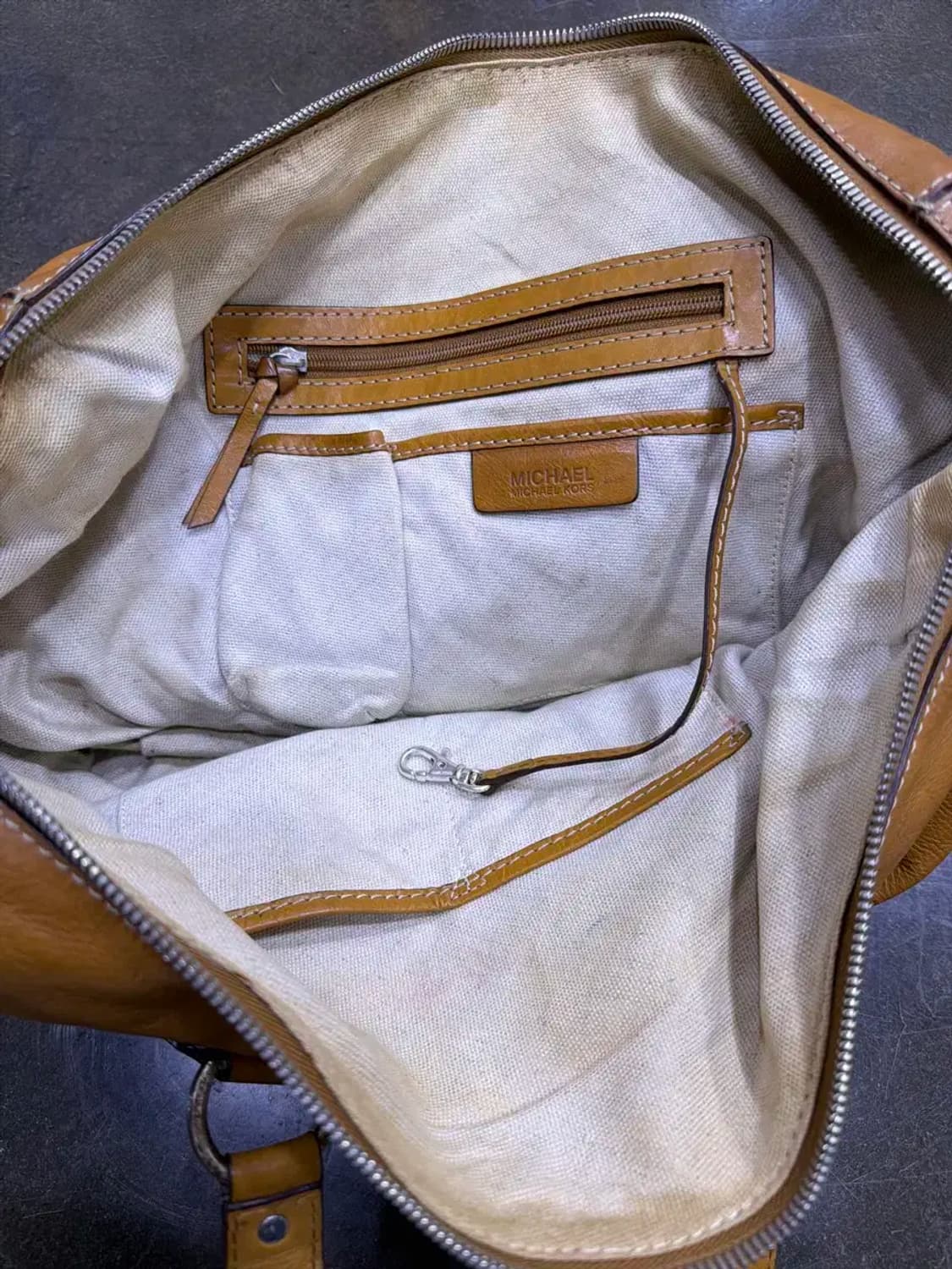 마이클코어스 아스터 스터드 카멜 레더 토트백 상품이미지8