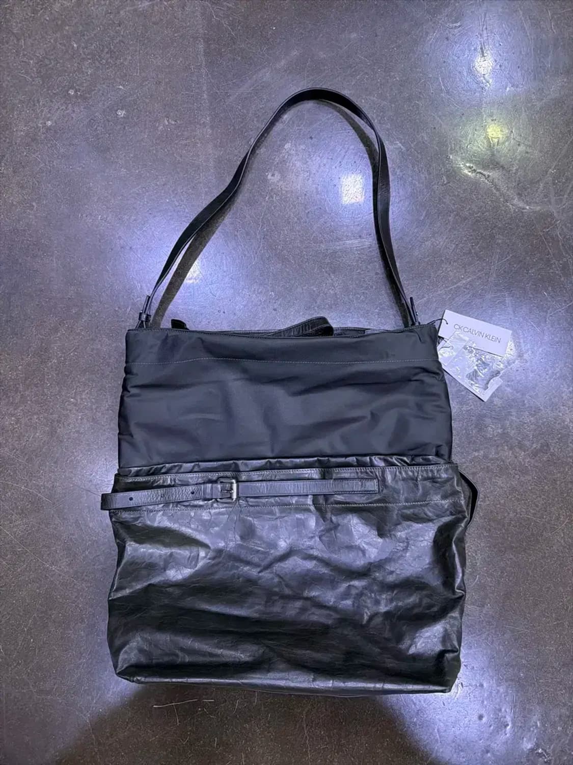 캘빈클라인 CK 레더 패디드 다크 올리브 멀티 메신저 백 상품이미지1