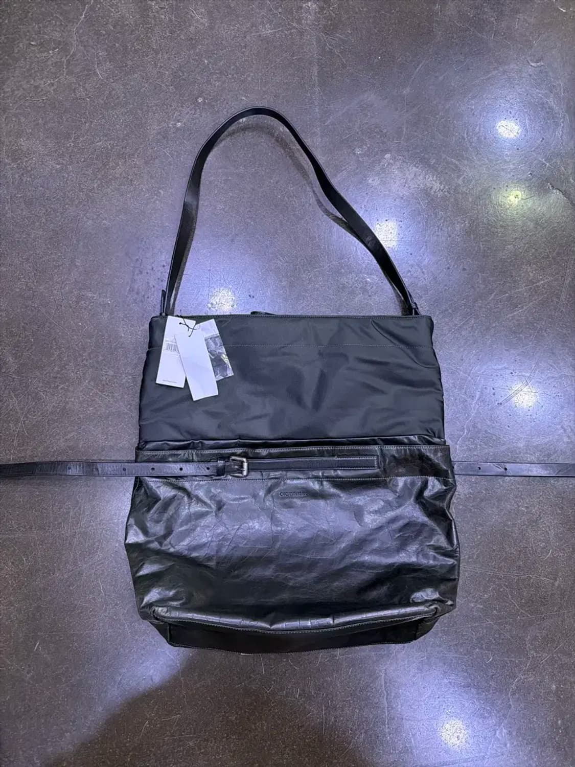 캘빈클라인 CK 레더 패디드 다크 올리브 멀티 메신저 백 상품이미지2