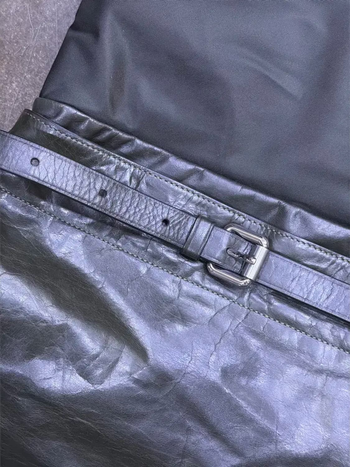 캘빈클라인 CK 레더 패디드 다크 올리브 멀티 메신저 백 상품이미지4