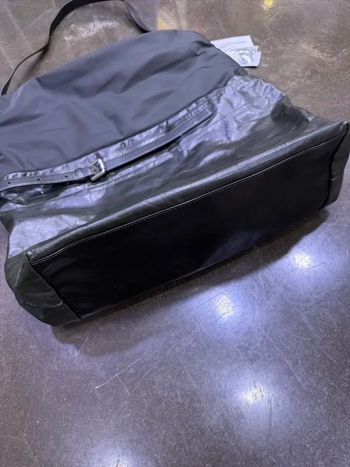 캘빈클라인 CK 레더 패디드 다크 올리브 멀티 메신저 백 상품이미지5