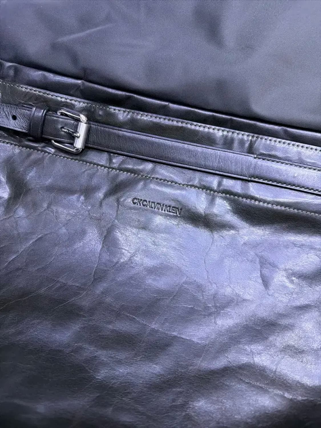 캘빈클라인 CK 레더 패디드 다크 올리브 멀티 메신저 백 상품이미지6