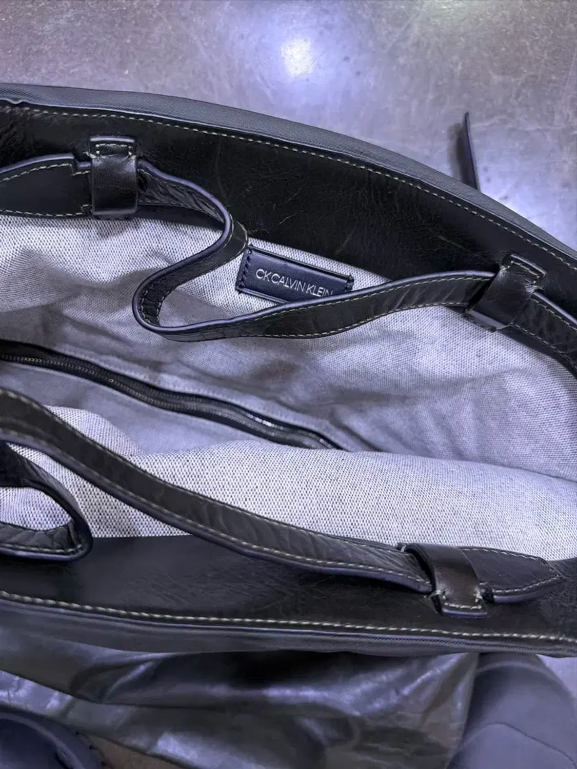 캘빈클라인 CK 레더 패디드 다크 올리브 멀티 메신저 백 상품이미지7