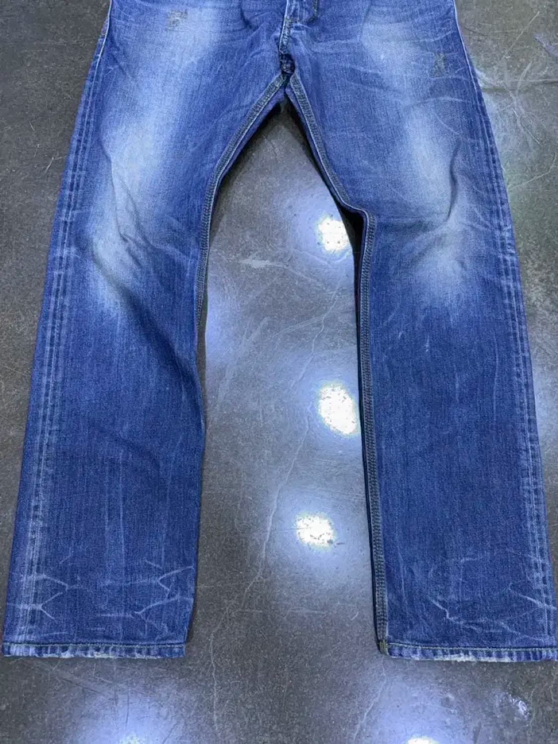 디젤 크룰리 빈티지 워싱 데미지 레귤러 슬림 데님팬츠 32 상품이미지4