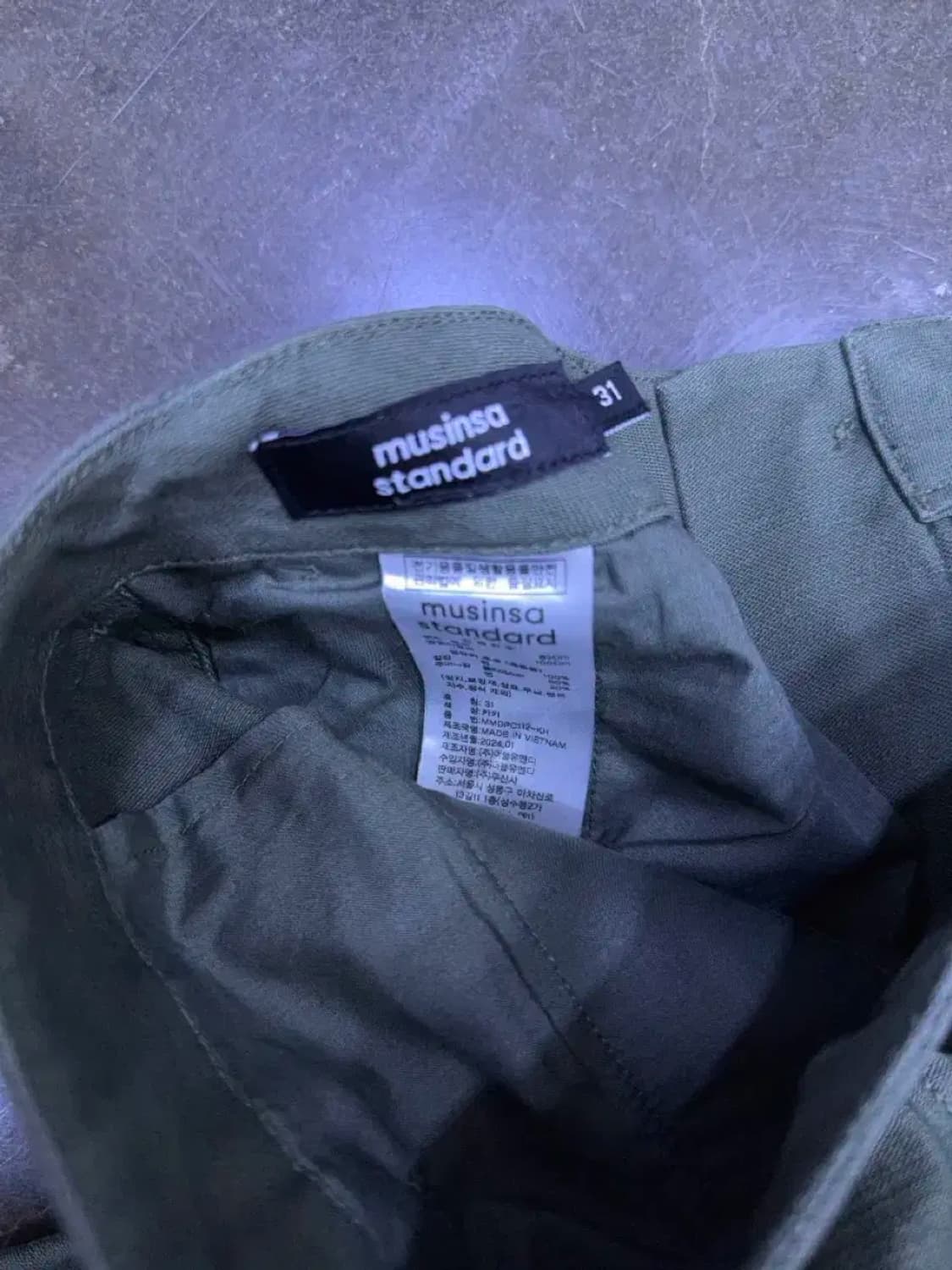 무신사스탠다드 백사틴 와이드 오피서 팬츠 카키 31 상품이미지10