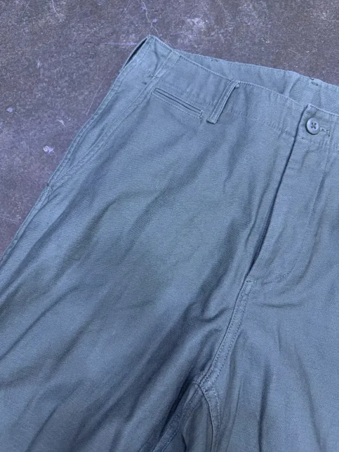 무신사스탠다드 백사틴 와이드 오피서 팬츠 카키 31 상품이미지7