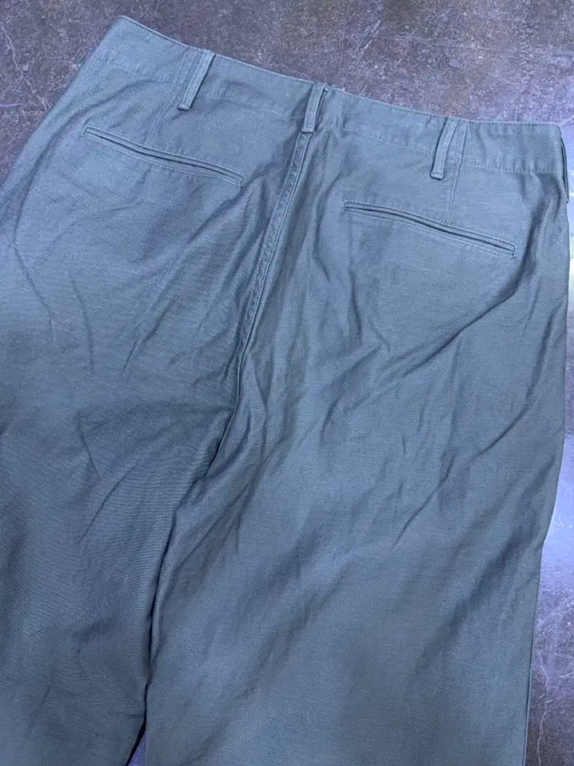 무신사스탠다드 백사틴 와이드 오피서 팬츠 카키 31 상품이미지9