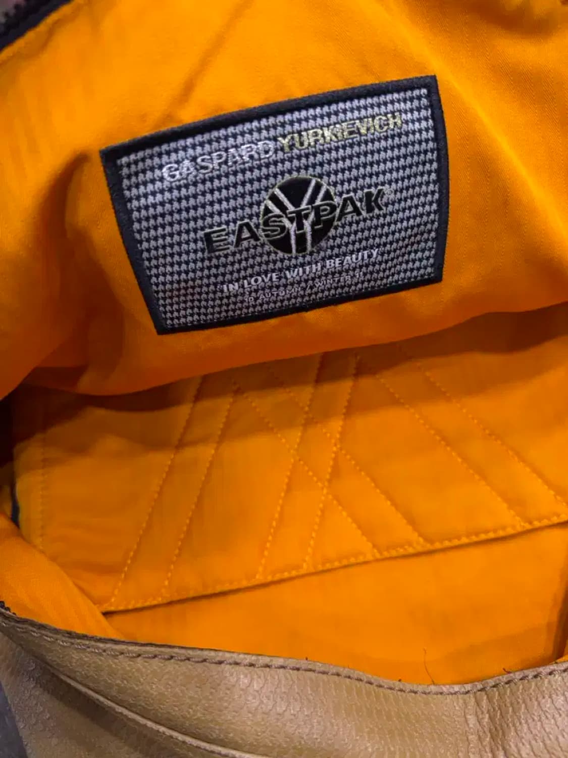 이스트팩 x 가스파드 유키에비치 레더 백팩 상품이미지10