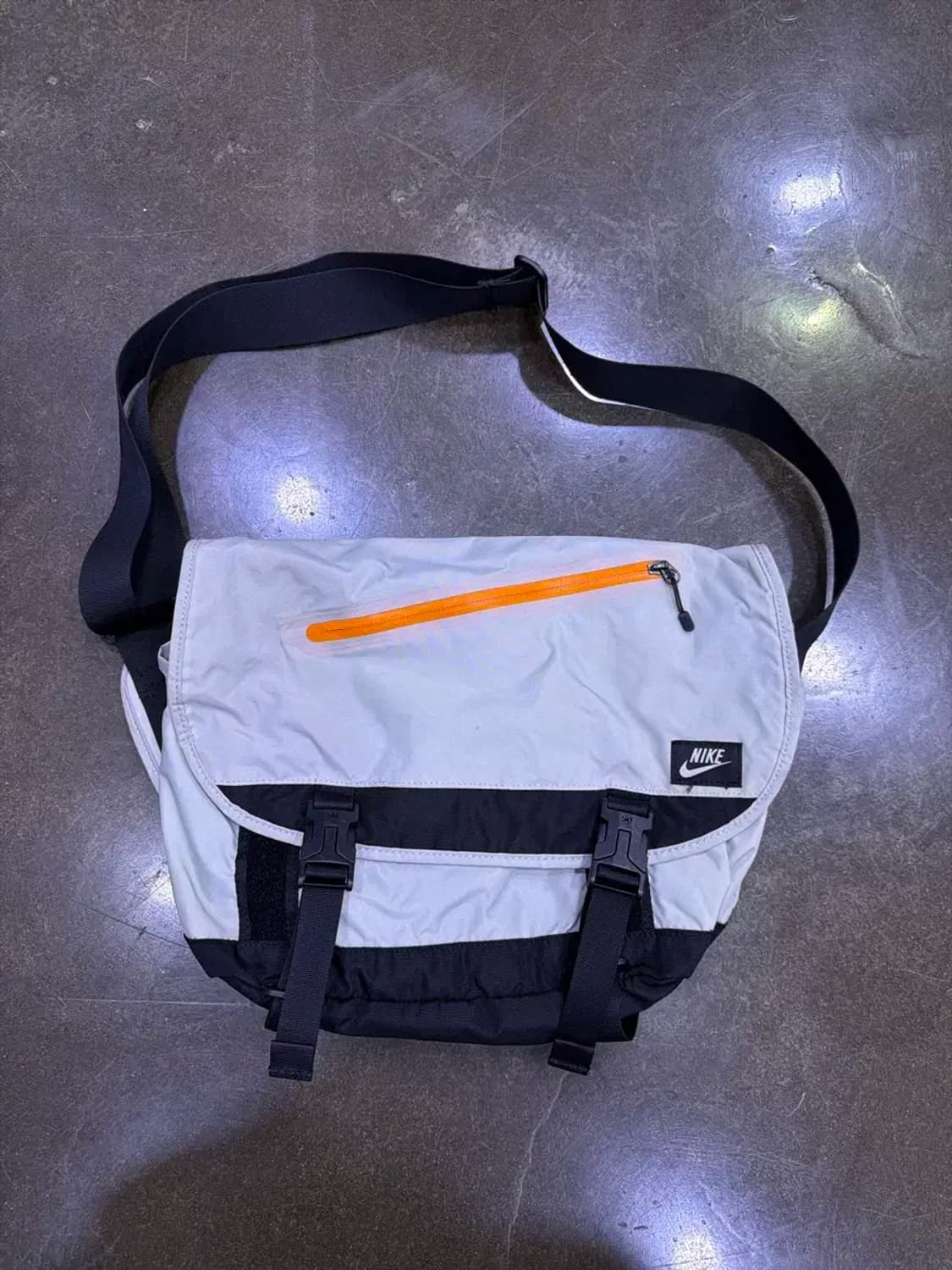 나이키 메신저백 화이트 블랙 오렌지 포인트 크로스백 상품이미지1