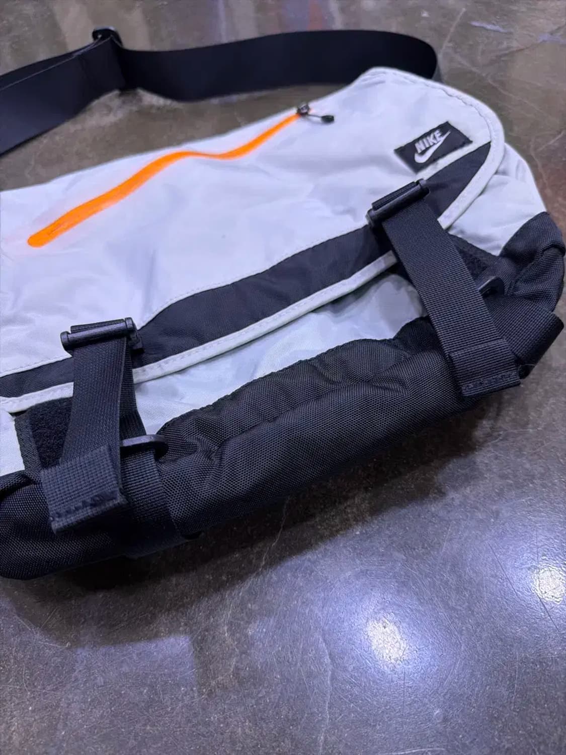나이키 메신저백 화이트 블랙 오렌지 포인트 크로스백 상품이미지4