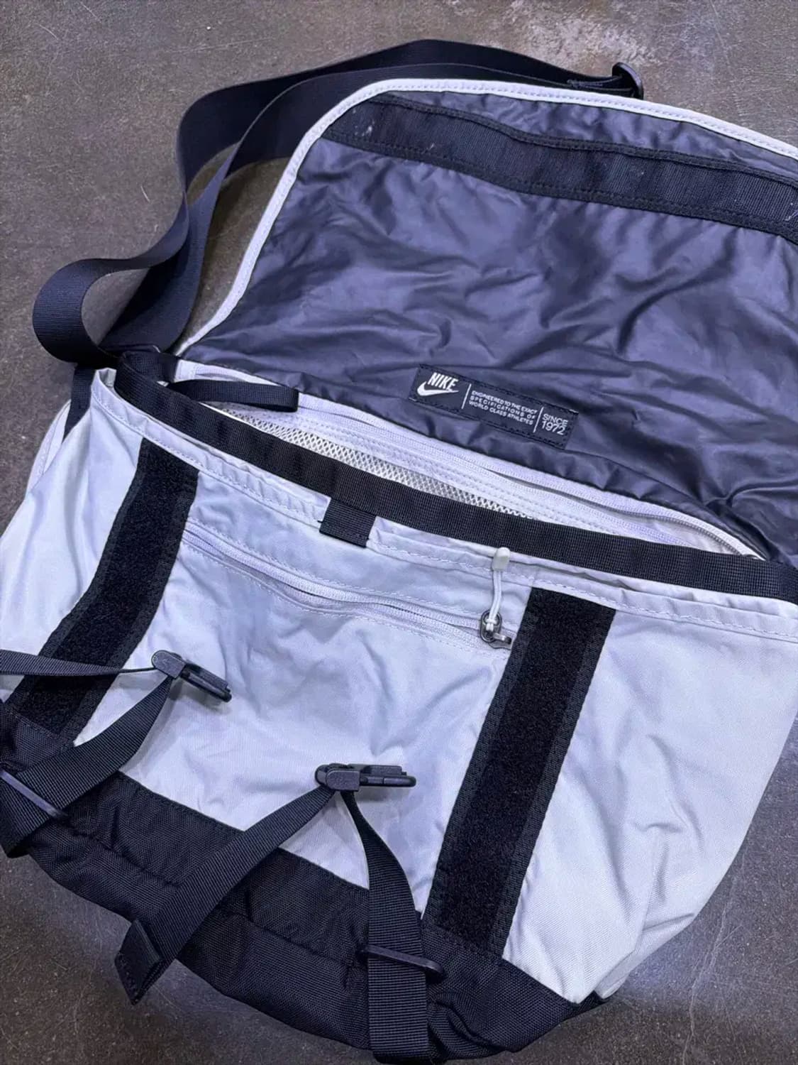 나이키 메신저백 화이트 블랙 오렌지 포인트 크로스백 상품이미지5