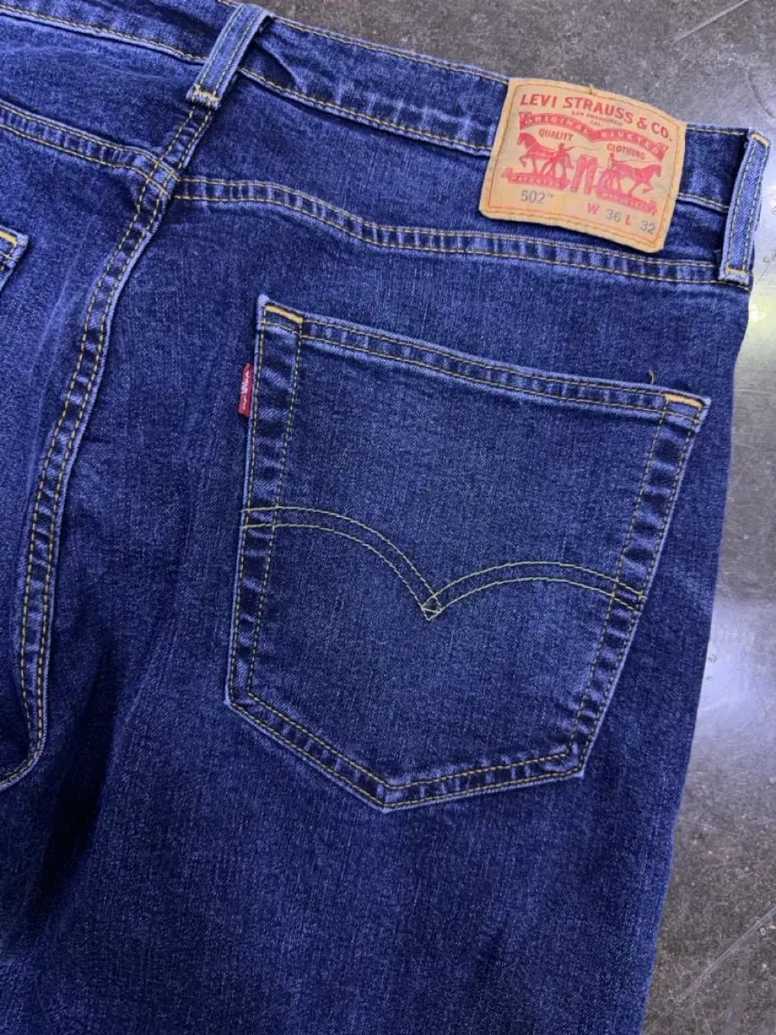 리바이스 502 테이퍼드핏 중청 워싱 웜 약기모 데님팬츠 36 상품이미지7