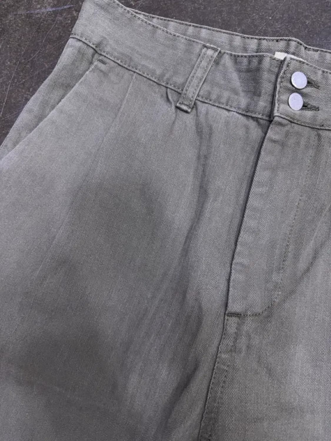 어나더오피스 헤링본 핀턱 오피서 팬츠 올리브 1사이즈 상품이미지4