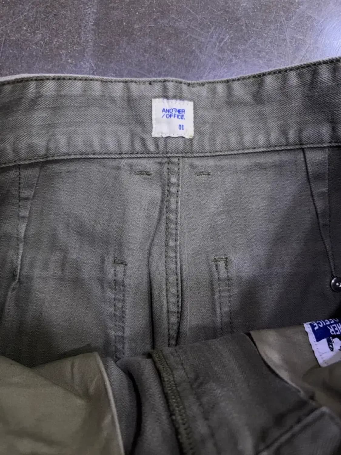 어나더오피스 헤링본 핀턱 오피서 팬츠 올리브 1사이즈 상품이미지9